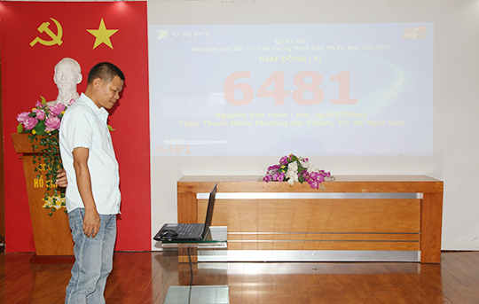 Ông Đặng Anh Tuấn - đại diện khách hàng thực hiện bấm quay số
